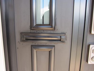 紫外線による劣化・色褪せた玄関ドア　塗替え工事
