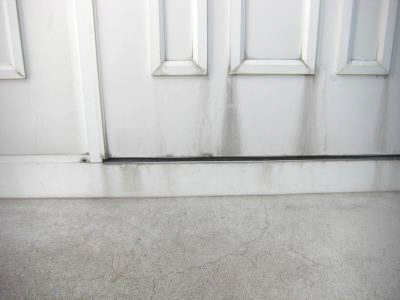 玄関ドア　再生塗装　進行した内側の錆