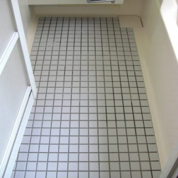 浴室の床に専用シートを施工