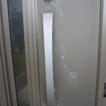 雨水による玄関ドアの錆補修　